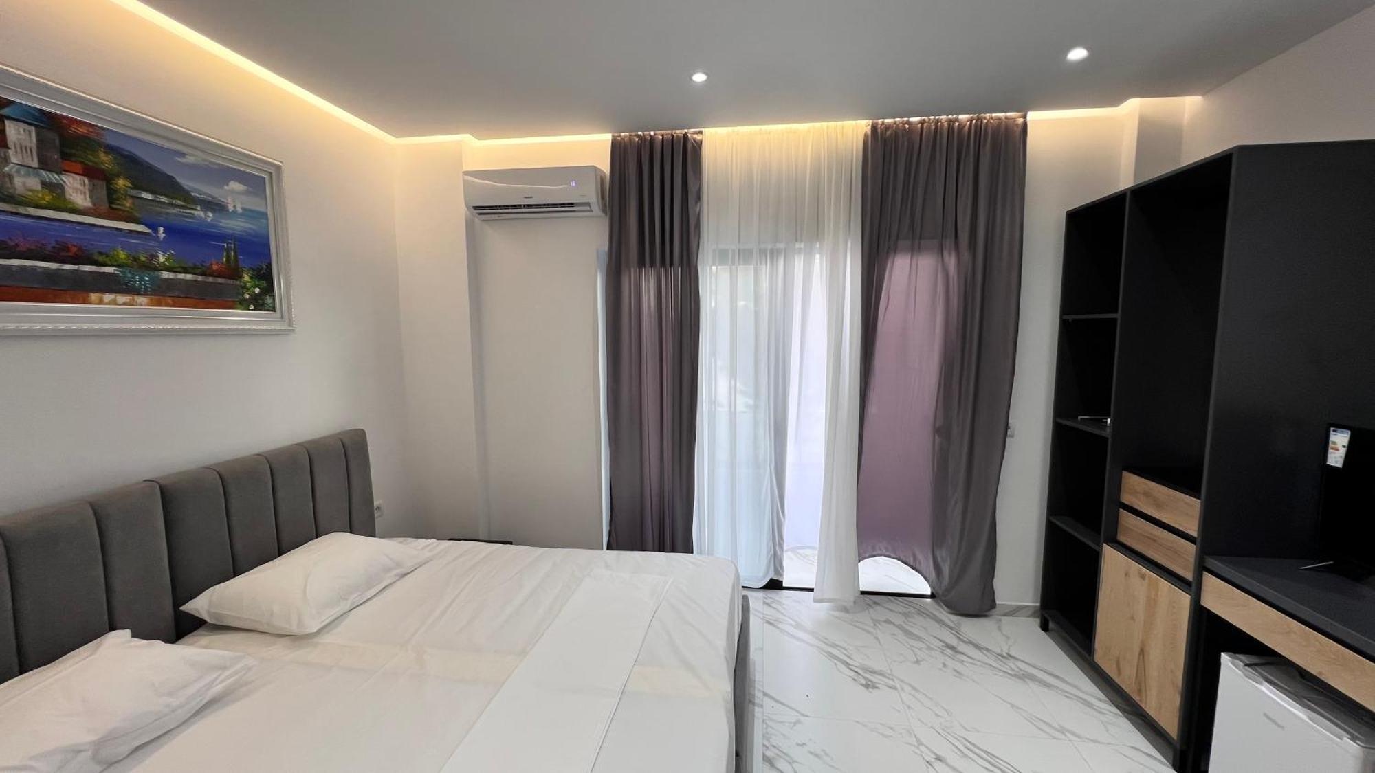 Lezet Hotel Sarandë Exterior foto