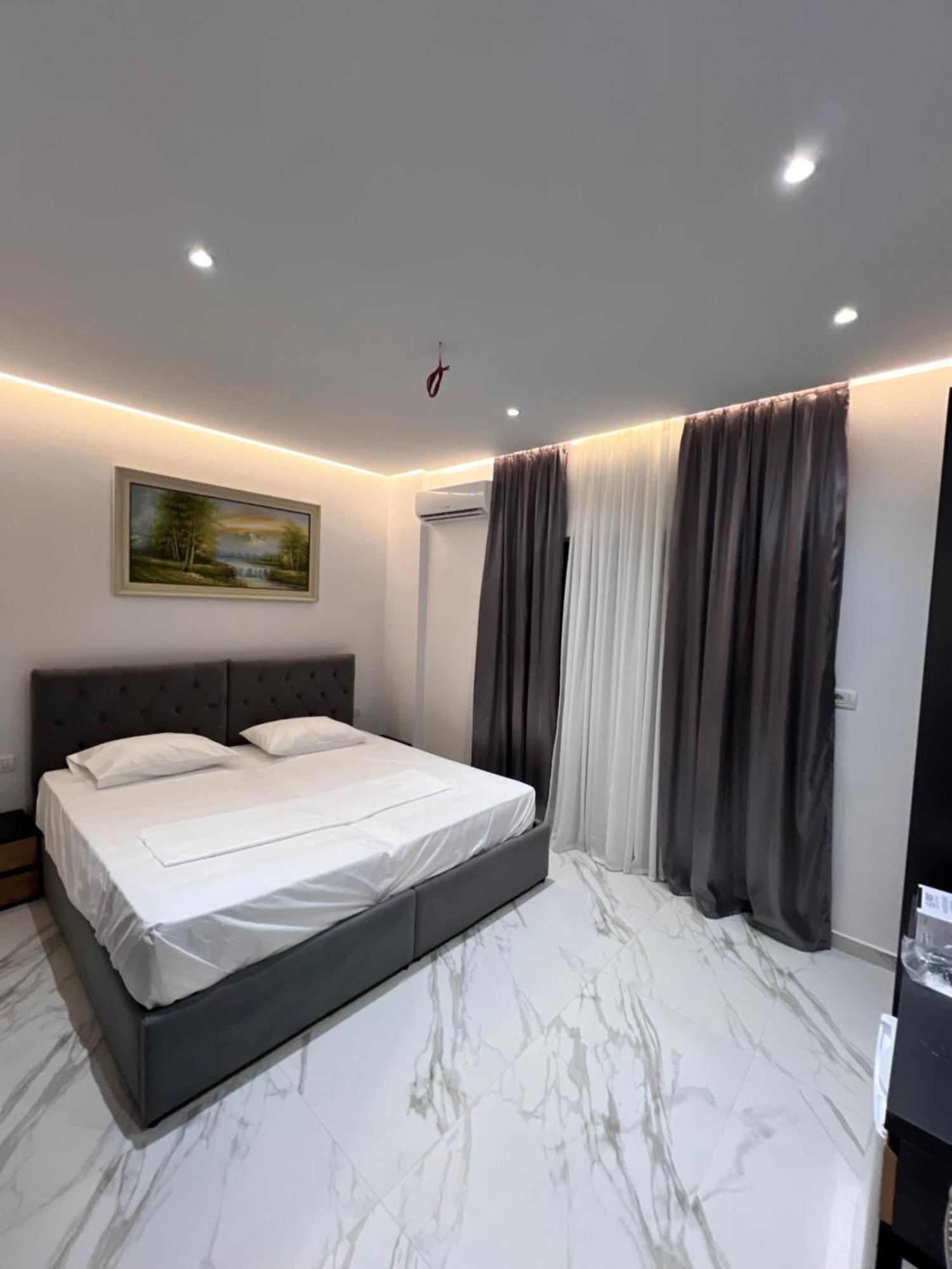 Lezet Hotel Sarandë Exterior foto